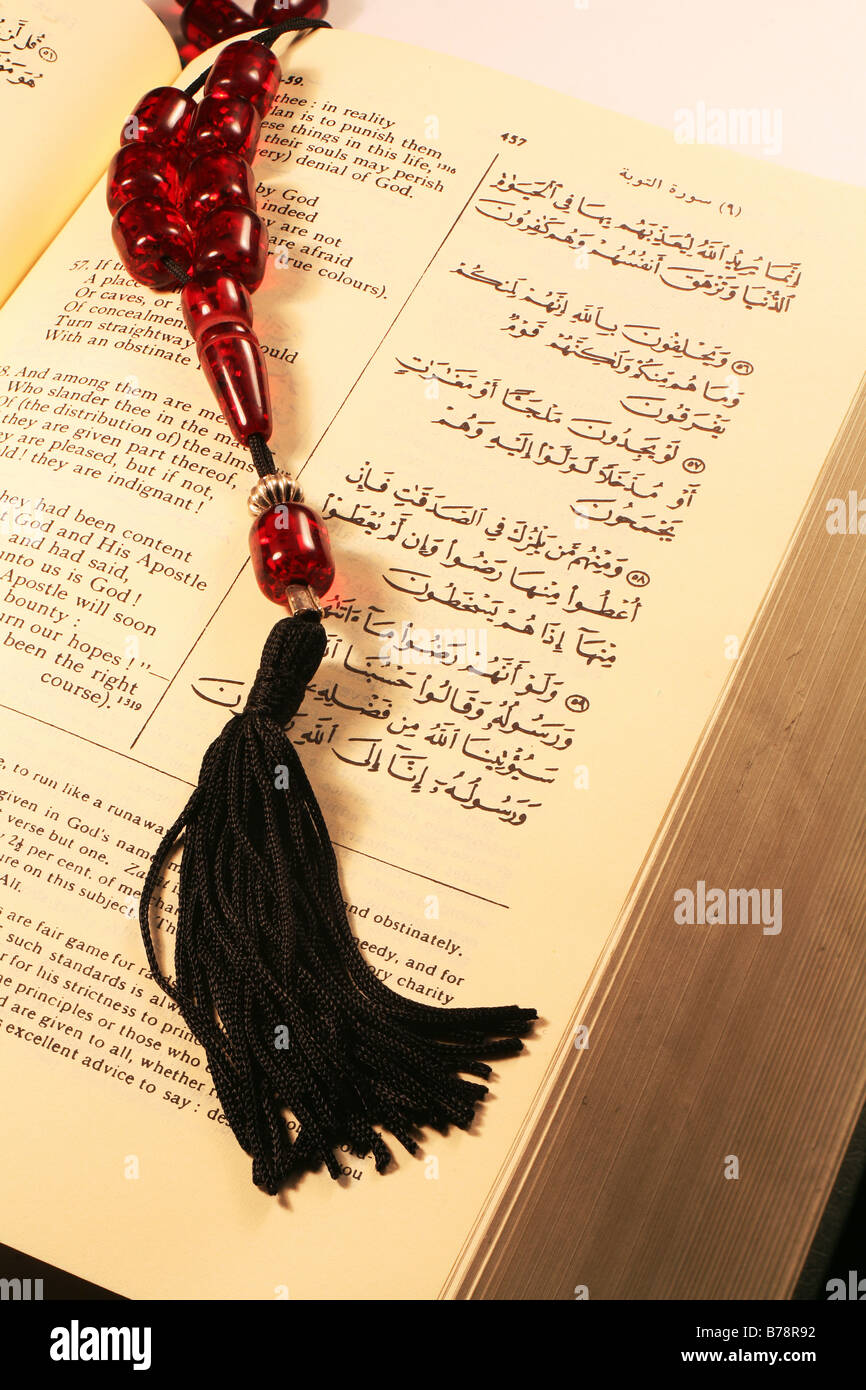 Seite aus dem Heiligen Koran in Arabisch und Englisch, mit Gebetskette. Stockfoto