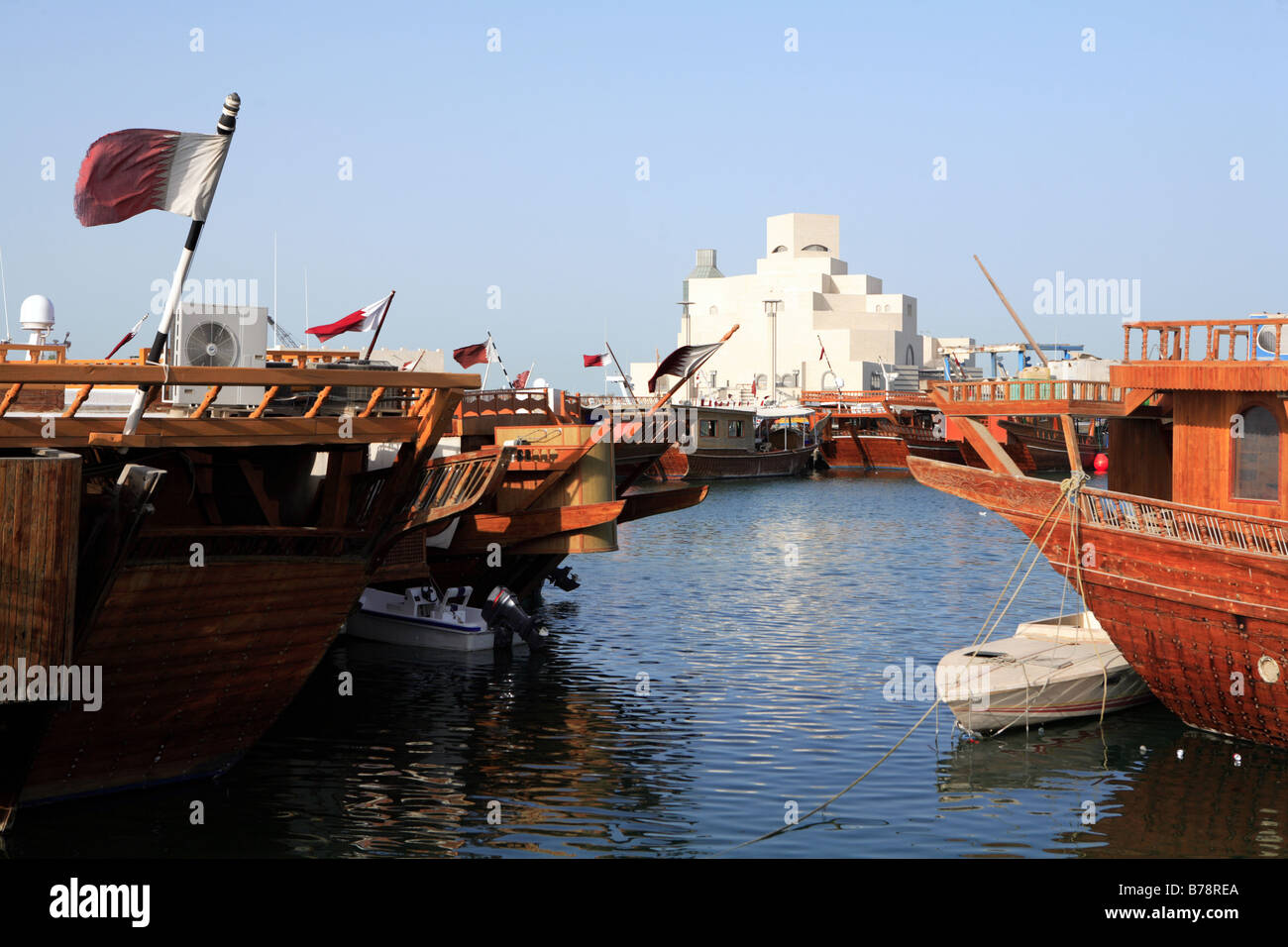 Das Museum für islamische Kunst in Doha, Katar, über den Dhau-Hafen in der Bucht von Doha aus gesehen. Stockfoto