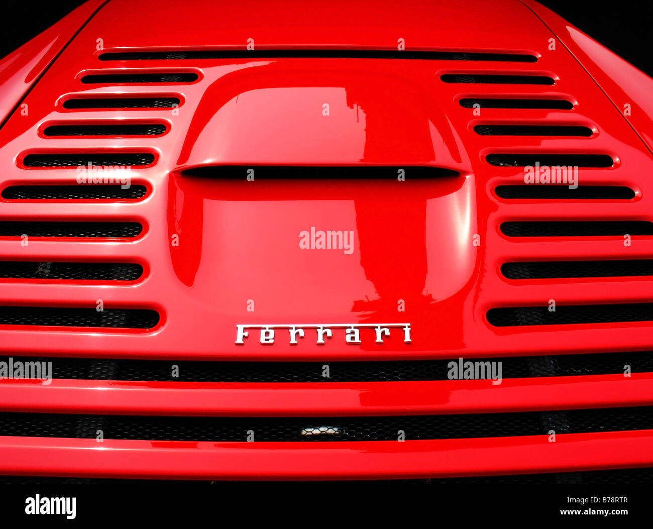 Motorabdeckung von einem roten Ferarri Sportwagen Stockfoto