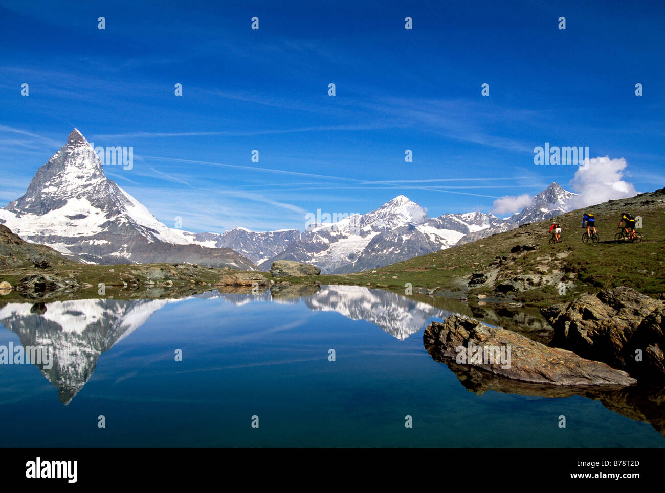 Mountainbiker am Riffelalpsee See, Mt Matterhorn, Zermatt, Wallis, Schweiz, Europa Stockfoto