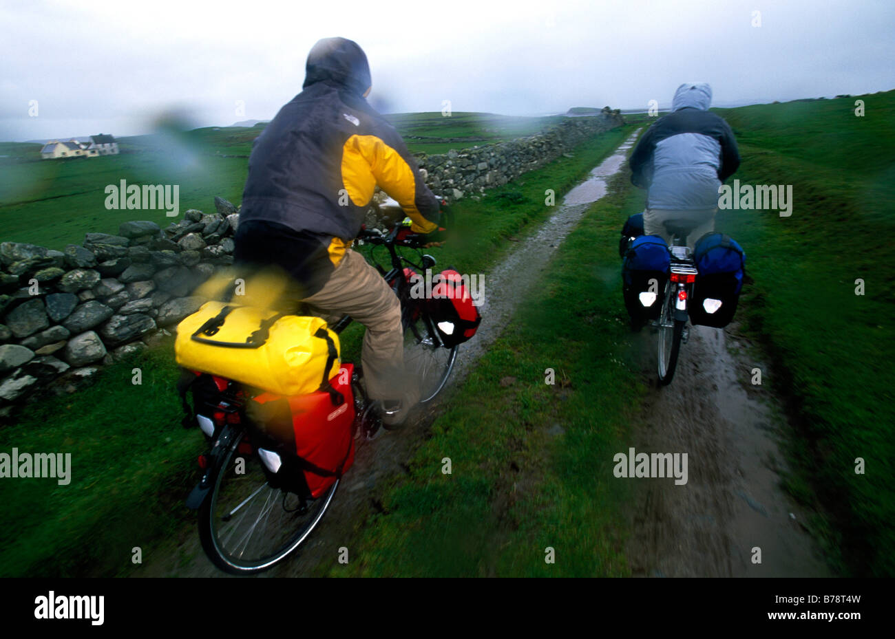 Radfahrer im Regen, Connemara, Irland, Europa Stockfoto