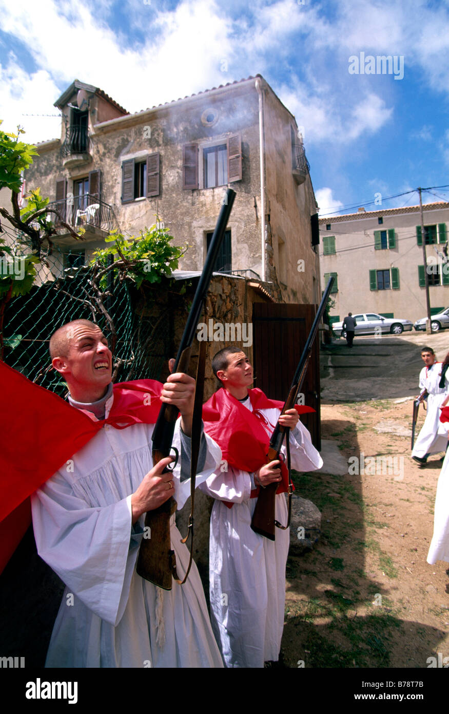 Ministranten tun Böllerschüssen mit Schrotflinten auf griechisch orthodoxen Ostern Prozession, Cargese, Korsika, Frankreich, Europa Stockfoto