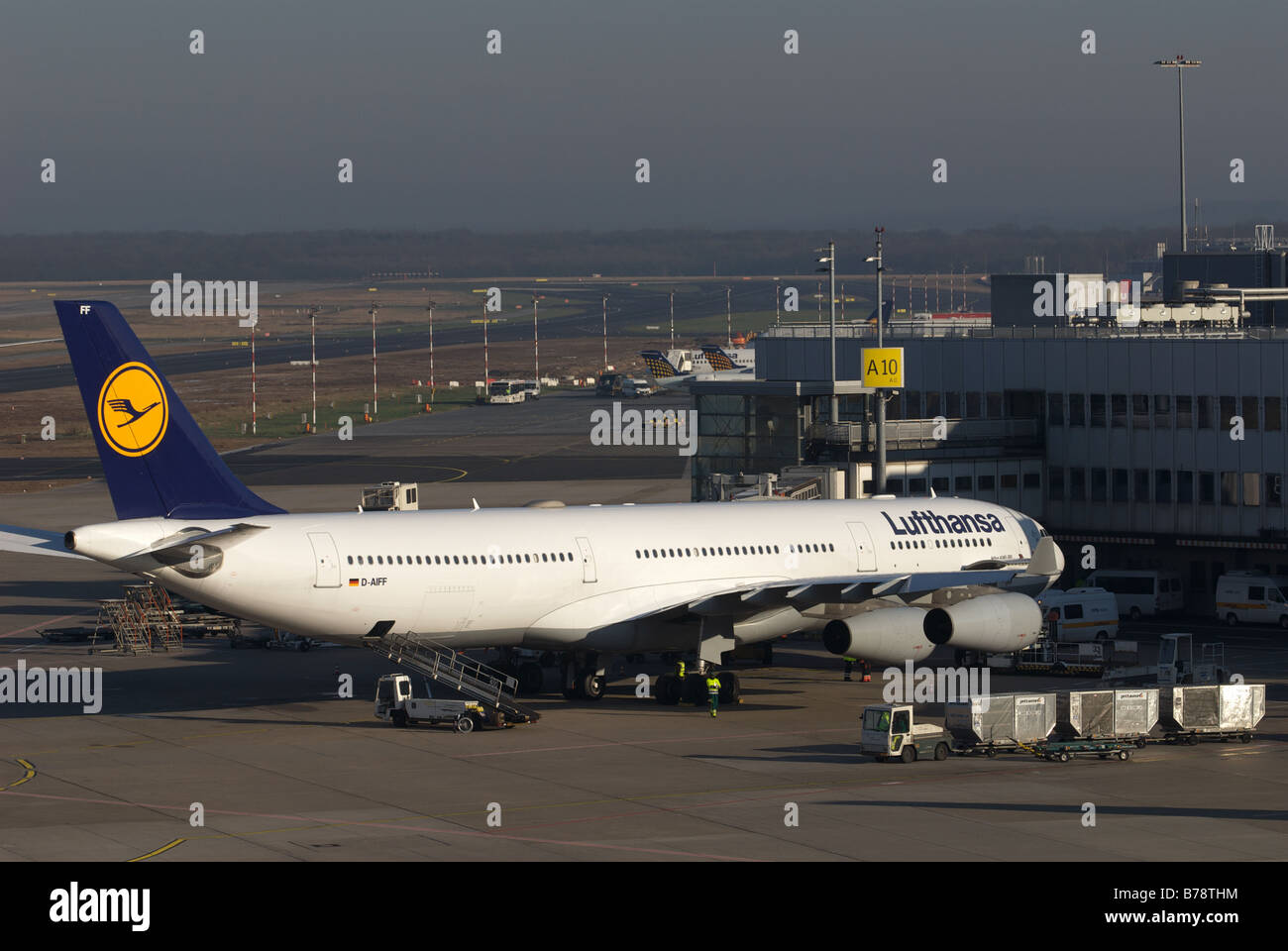 Lufthansa Airbus A340-300 Passagierflugzeug, Flughafen Düsseldorf, Nordrhein-Westfalen, Deutschland. Stockfoto