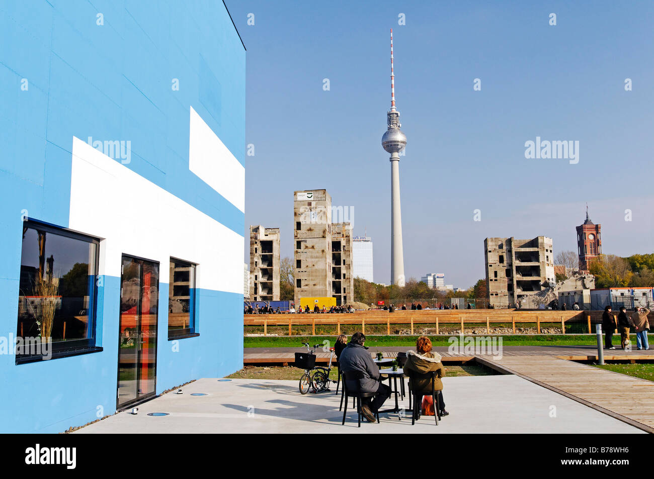 Temporäre Kunsthalle auf dem Schlossplatz vom Architekten Adolf Krishanitz vor Fernsehturm in Berlin Mitte, Deutschland, Europa Stockfoto