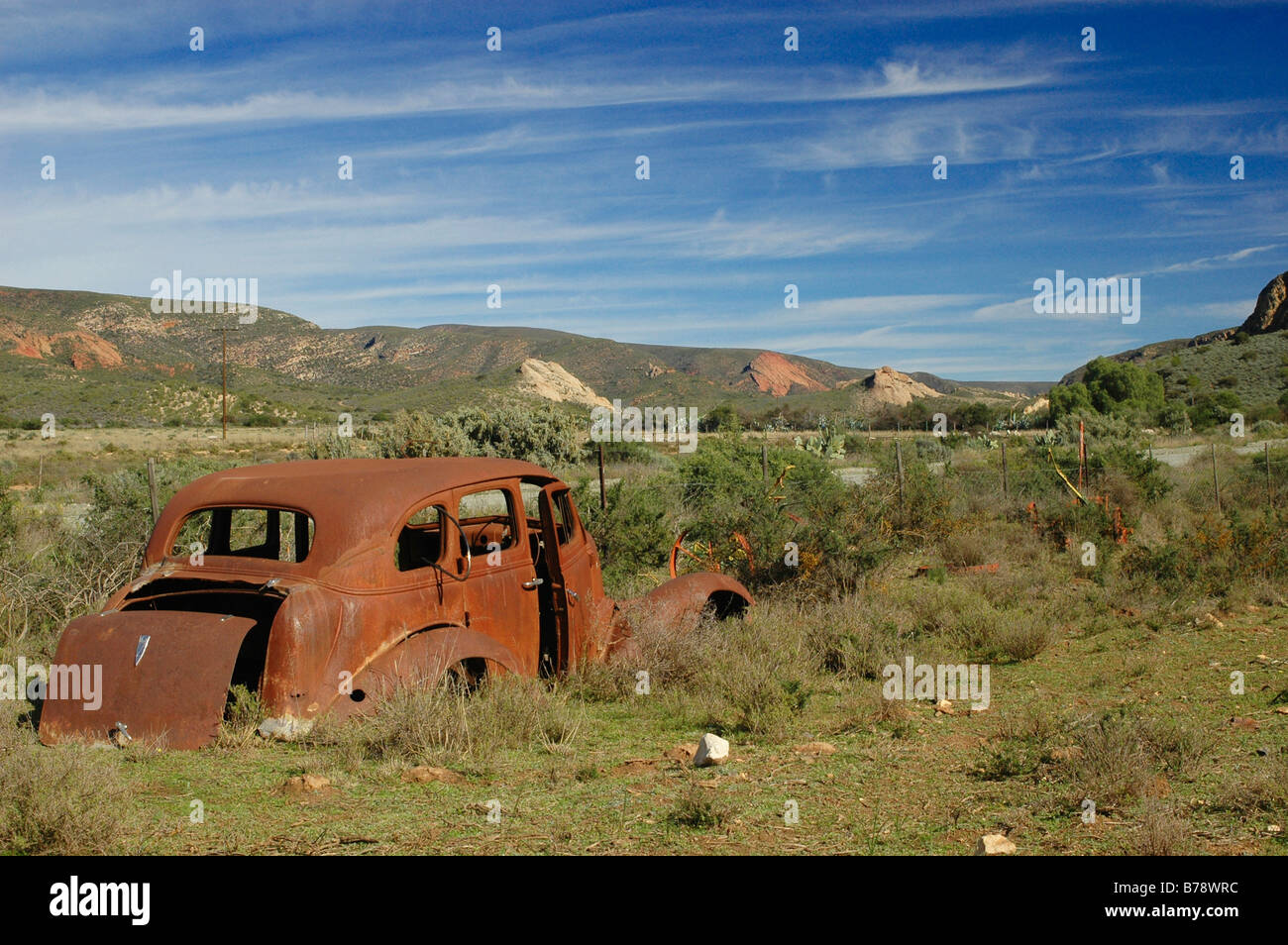 Landschaft mit rostigen, verlassenen alten Auto Stockfoto