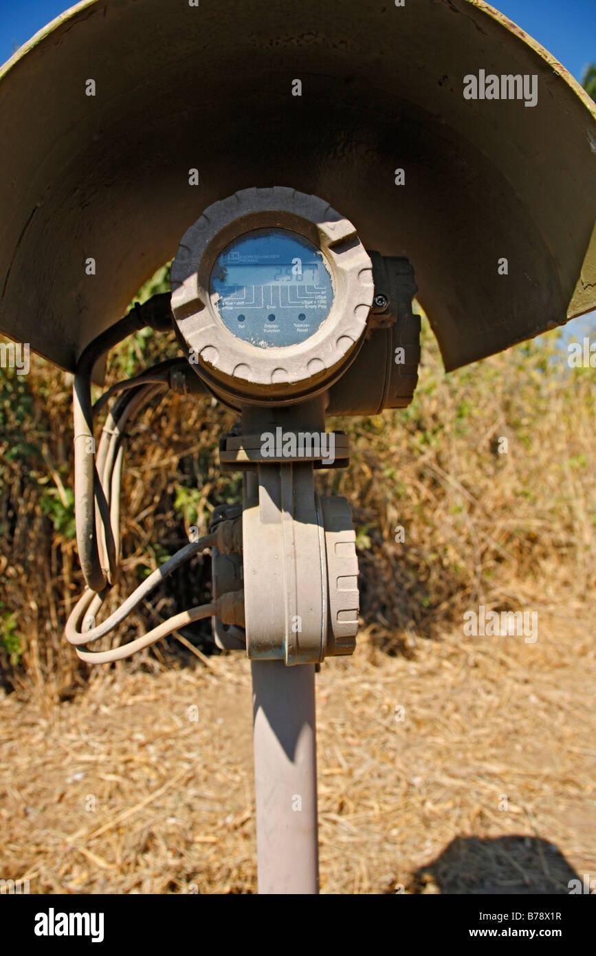 Eine automatisierte Wasser Durchflussmesser im Feld gut aus dem Wasser für die Diamantenmine Venitia abstrahiert wird installiert Stockfoto