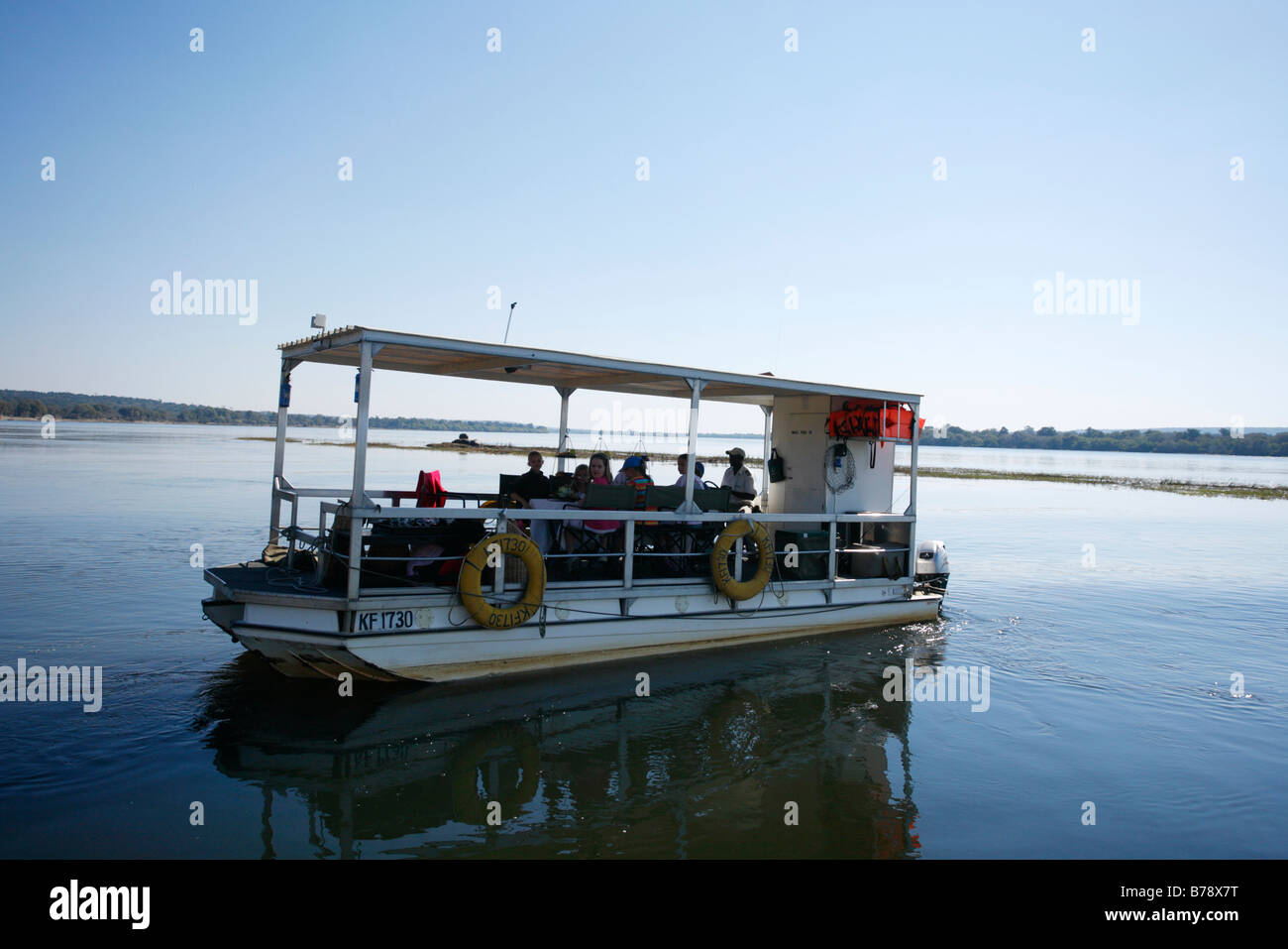 Einen flachen Kreuzfahrt-Schiff auf dem Zambezi river Stockfoto