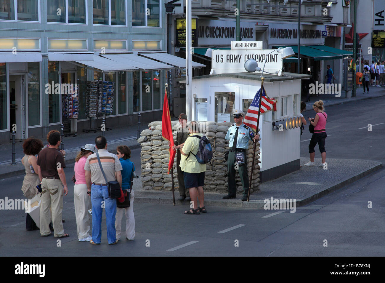 Ehemaligen Checkpoint Charlie, dem Stadt Zentrum Grenzübergang zwischen West und Ost-Berlin, Deutschland, Europa Stockfoto