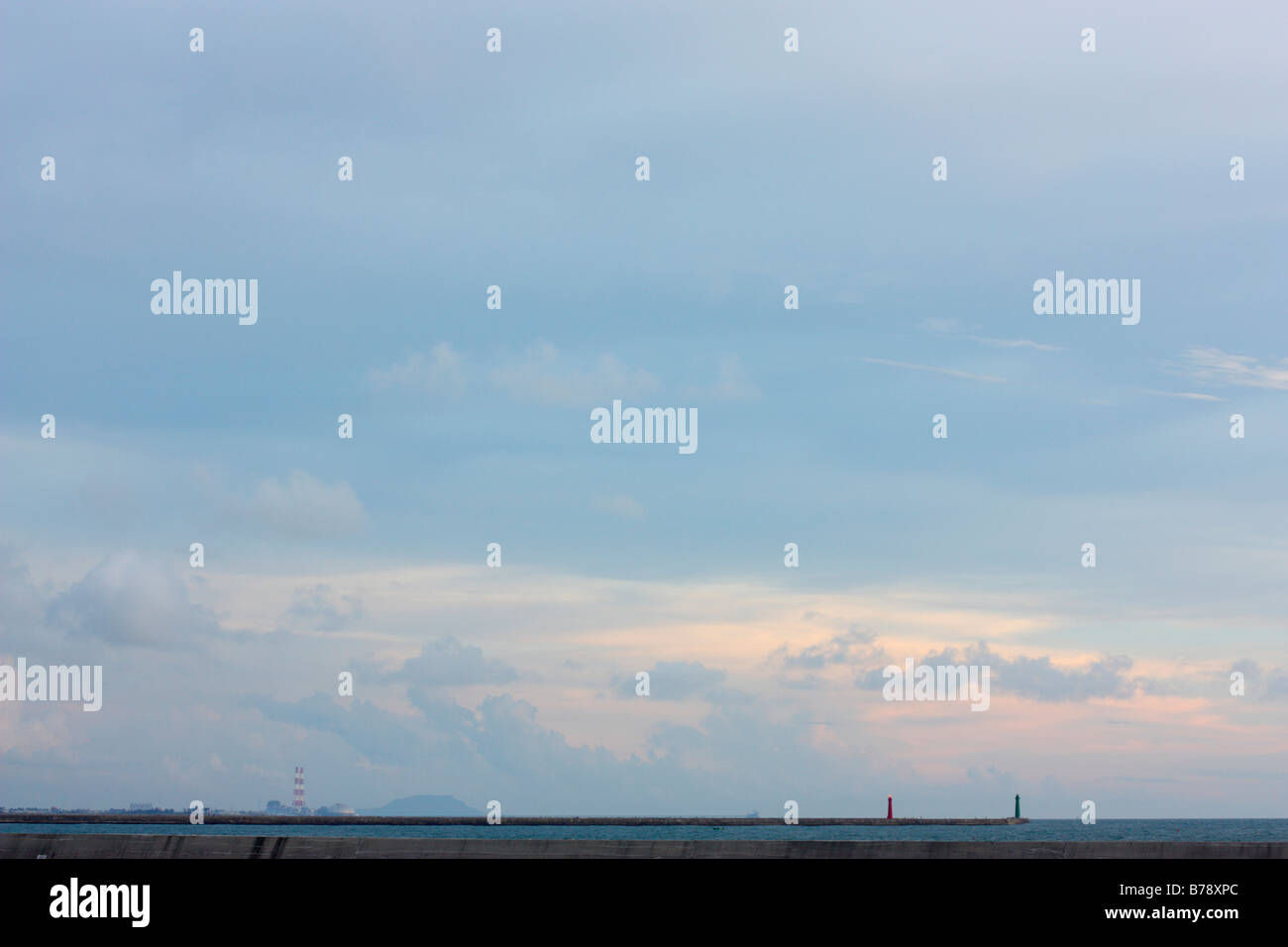 Küsten Blick auf Tainan Anping Hafen und Chieh Ting Kernkraftwerk. Taiwan Stockfoto