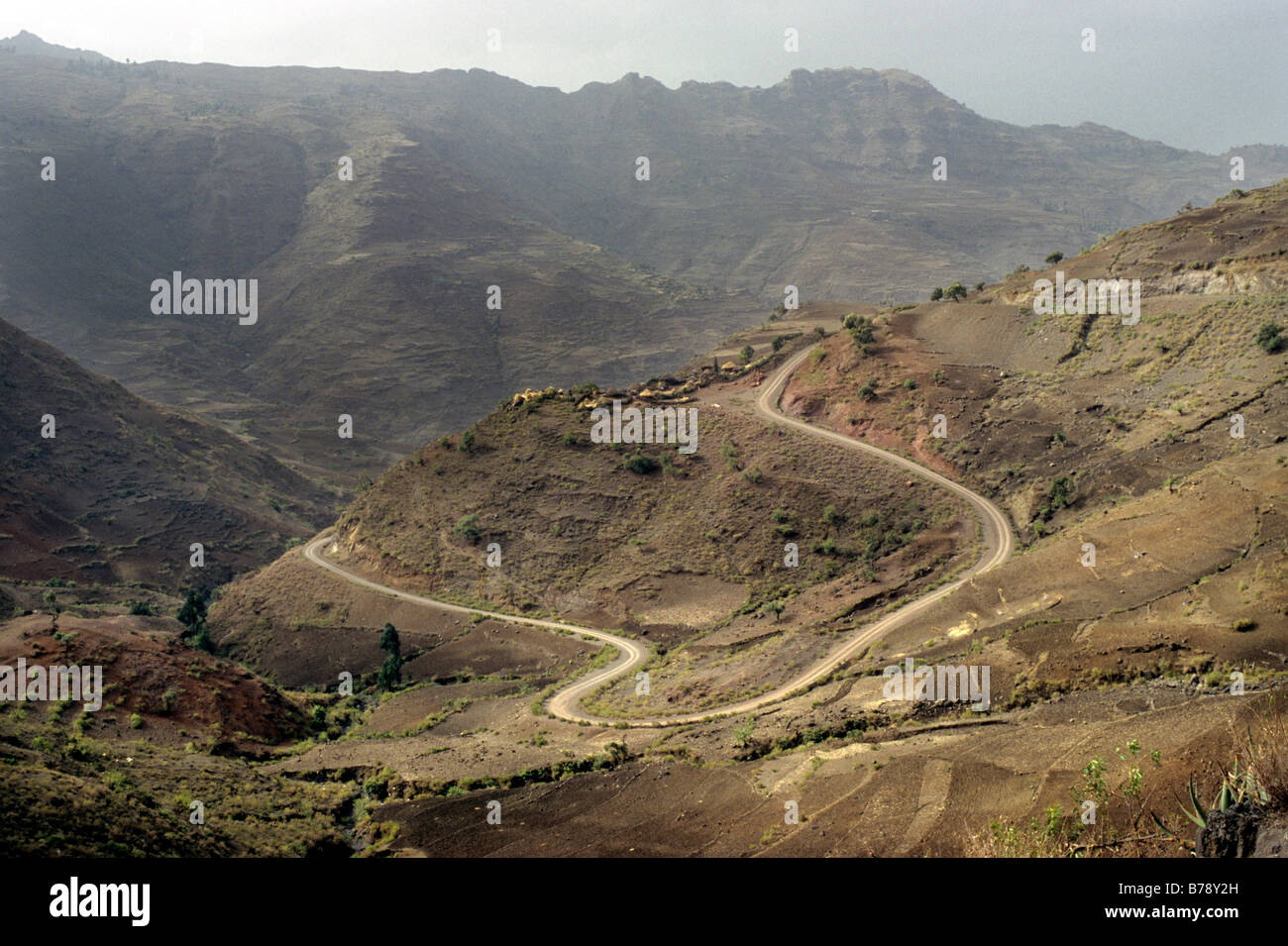 Landschaft mit kurvenreichen Straße einen kahlen Berghang hinauf Stockfoto