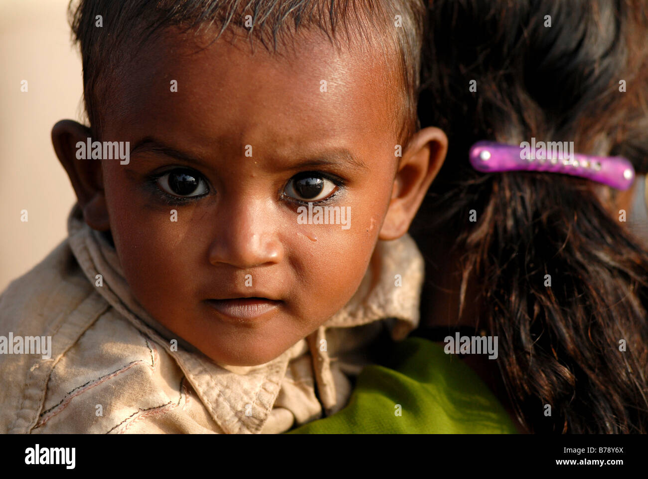 Kind von einer Frau getragen werden Ram Devra Pilger Festival, Ramdevra, Pokhran, Rajasthan, Nordindien, Asien Stockfoto