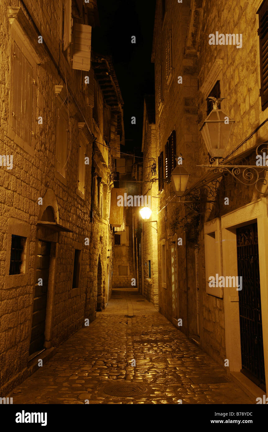 Nachtaufnahme, schmale Gasse, alte Stadt, Trogir, Kroatien, Europa Stockfoto