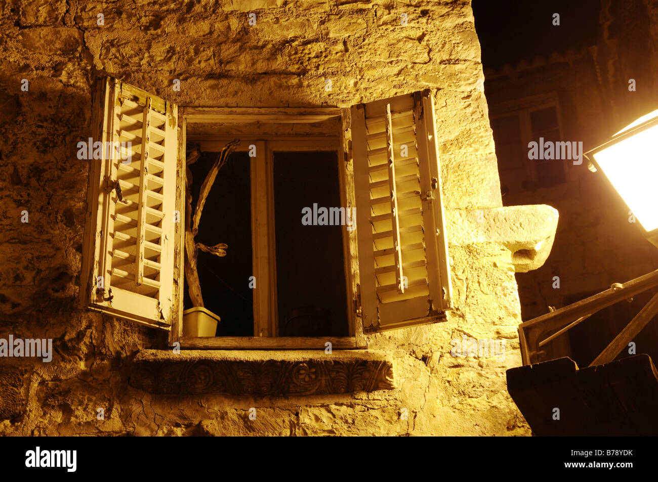 Nachtaufnahme, Fenster mit Fensterläden, Altstadt, Trogir, Kroatien, Europa Stockfoto