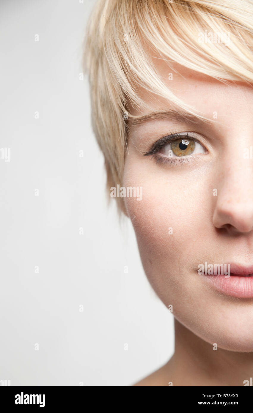 Junge, blonde Frau mit kurzen Haaren in die Kamera schauen Stockfoto