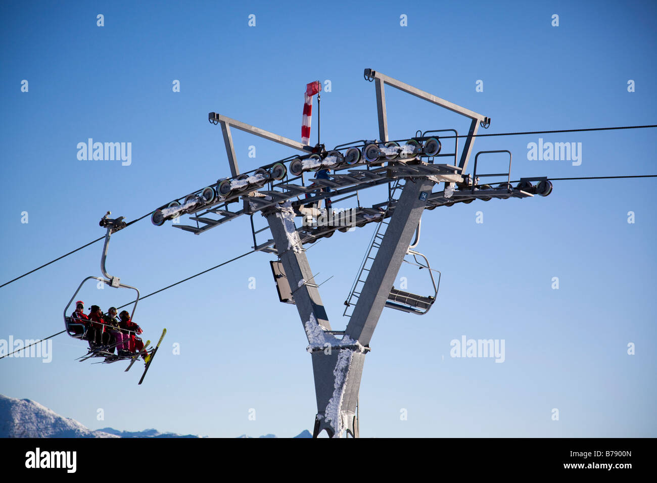 Griesskareck Hochplateau, Blick auf die 4-Personen-Sesselbahn von Flachau, Detail, Techniker reparieren eine Dysfunktion, Flauchau skii Stockfoto