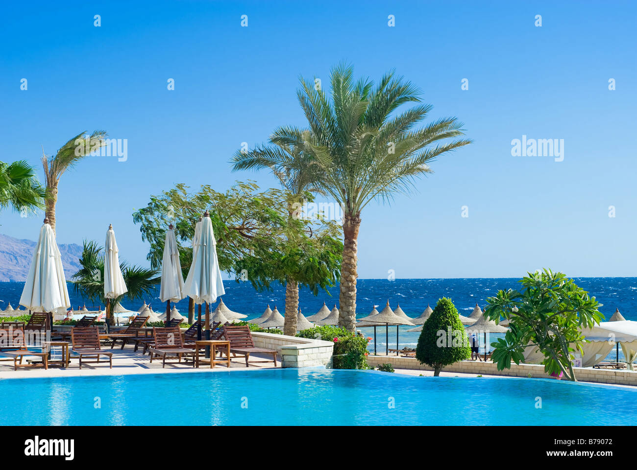 schönes Schwimmbad und Meer im Hintergrund-Insharm-el-Sheikh-Ägypten Stockfoto