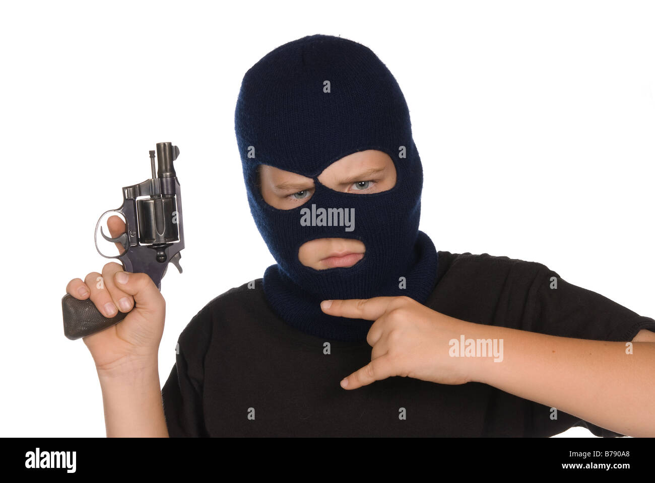 Ein kleiner Junge blinkt seine Bande Schild und Waffe, um seine hundertprozentige Verpflichtung zu Kriminalität und schlechte Wege zeigen Stockfoto