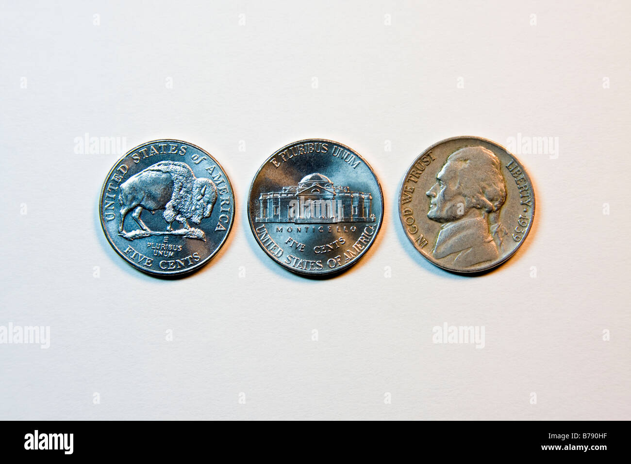 US-Währung.  Drei Nickelmünzen.  Buffalo zurück, Monticello und 1939 Nickel vergleichen Design. Stockfoto