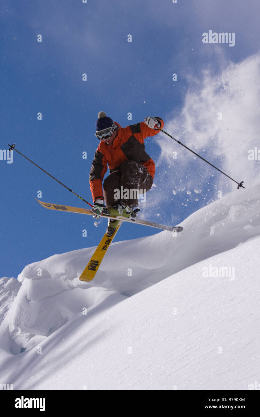 Ein Mann Skifahren Pulverschnee in Northstar at Tahoe Skigebiet in der Nähe von Lake Tahoe in Kalifornien Stockfoto