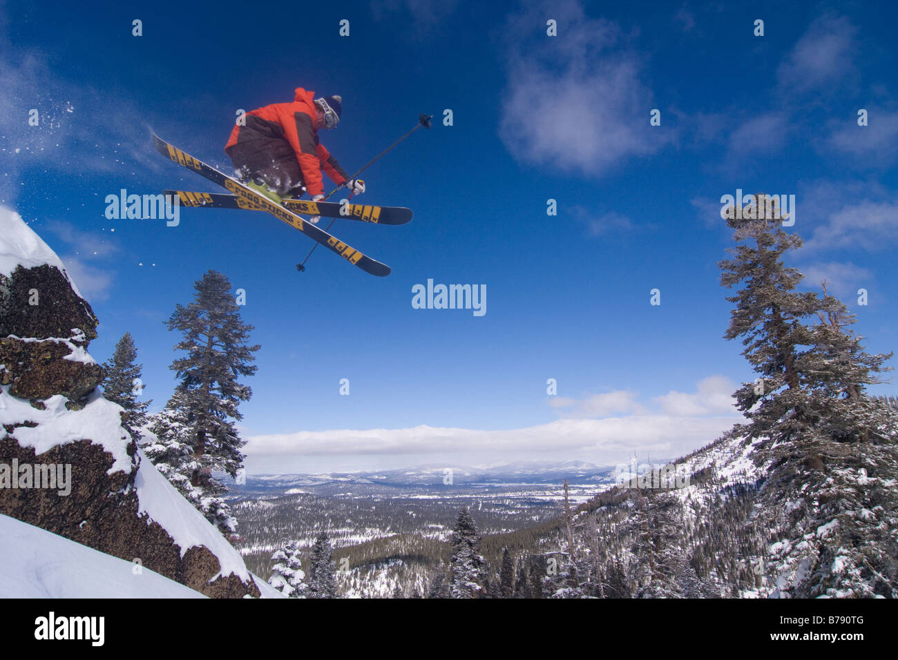 Ein Mann Skifahren Pulverschnee in Northstar at Tahoe Skigebiet in der Nähe von Lake Tahoe in Kalifornien Stockfoto
