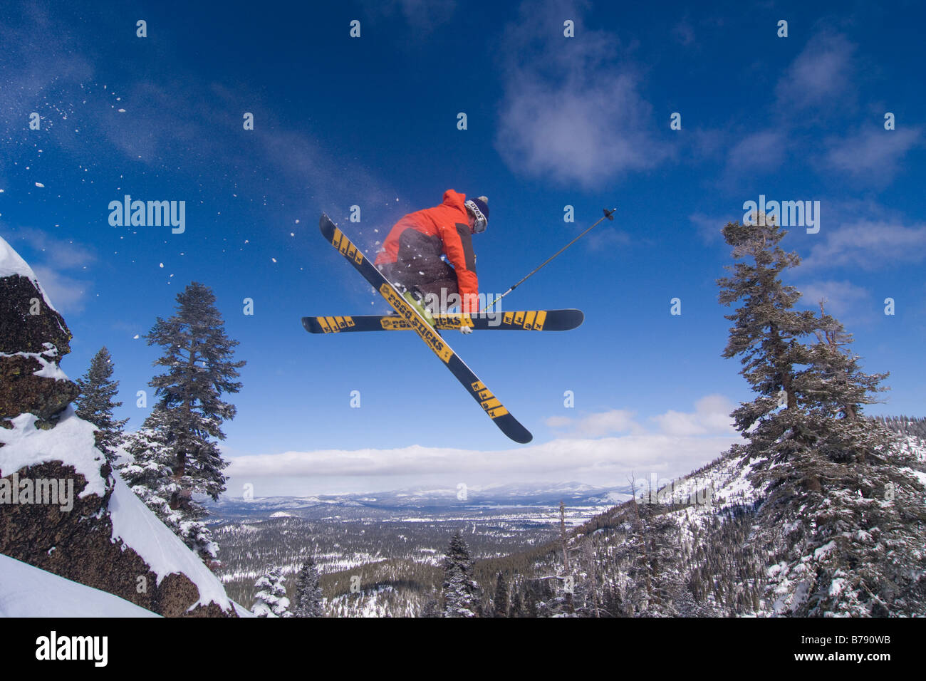 Ein Mann Skifahren Pulverschnee in Northstar at Tahoe Skigebiet in der Nähe von Lake Tahoe in Kalifornien Stockfoto