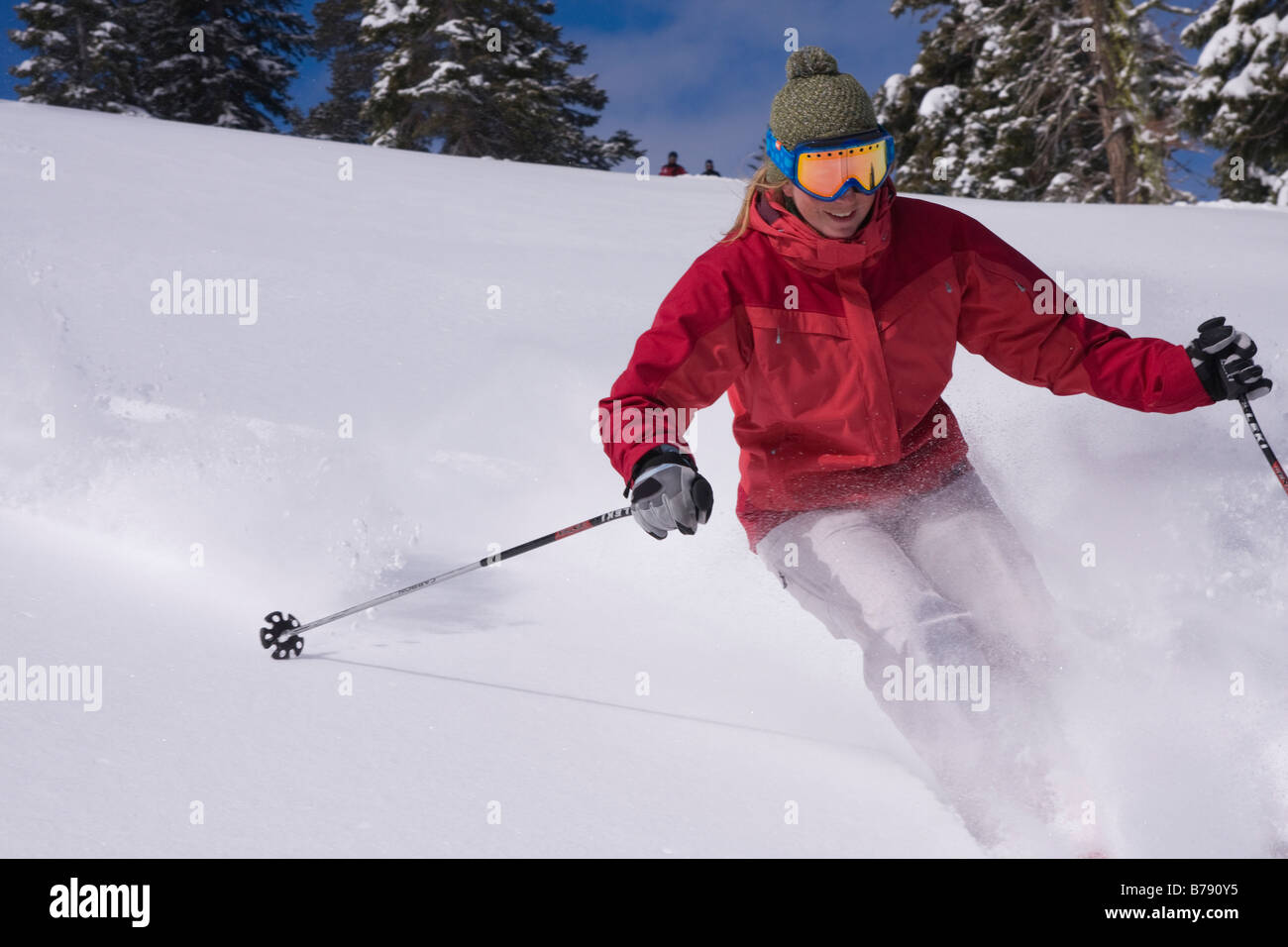 Eine Frau Skifahren Pulverschnee in Northstar at Tahoe Skigebiet in der Nähe von Lake Tahoe in Kalifornien Stockfoto