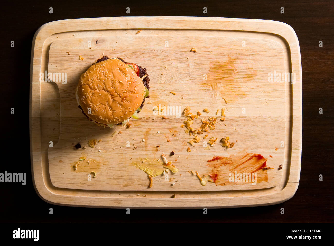 Hamburger (eigentlich vegetarische Linsensuppe Burger) soeben auf einem Holzbrett Stockfoto