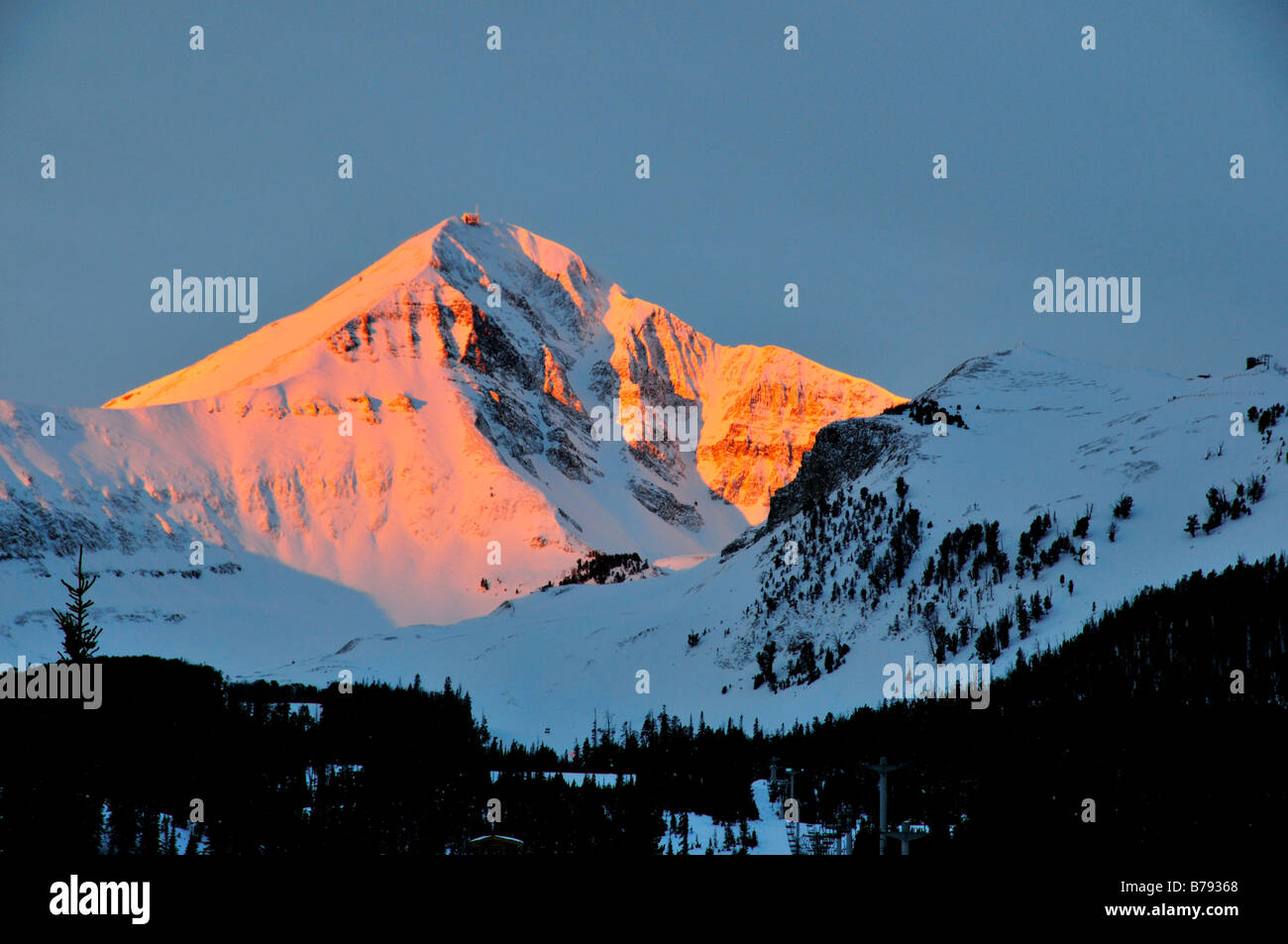 Einsamer Gipfel im Morgenlicht der Sonne. Big Sky, Montana, USA. Stockfoto