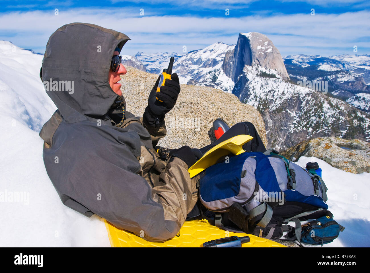 Backcountry Skifahrer mit Radio und Half Dome vom Glacier Point