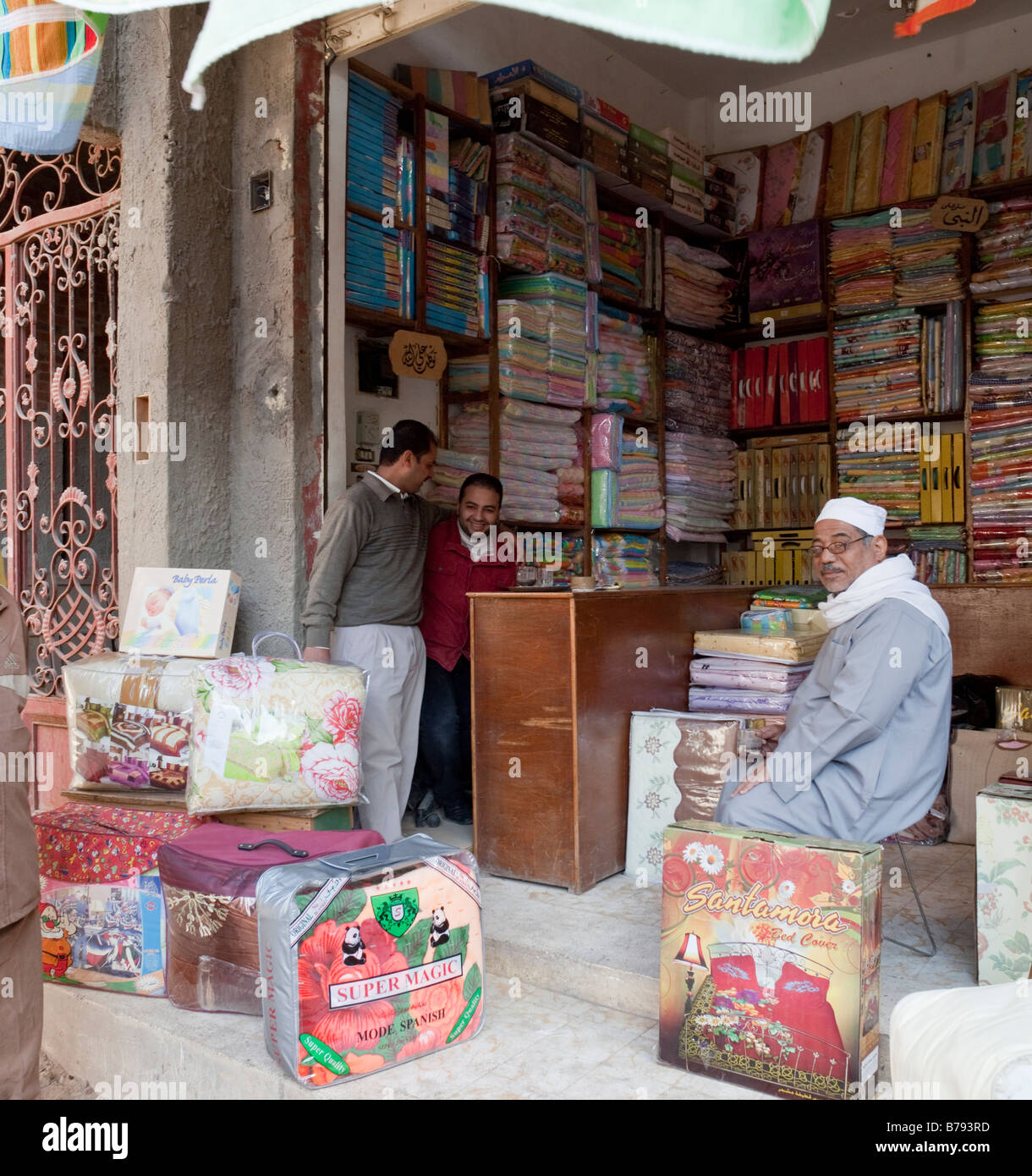 Tuchhändler einkaufen, Mahallat al-Kubra, Ägypten Stockfoto