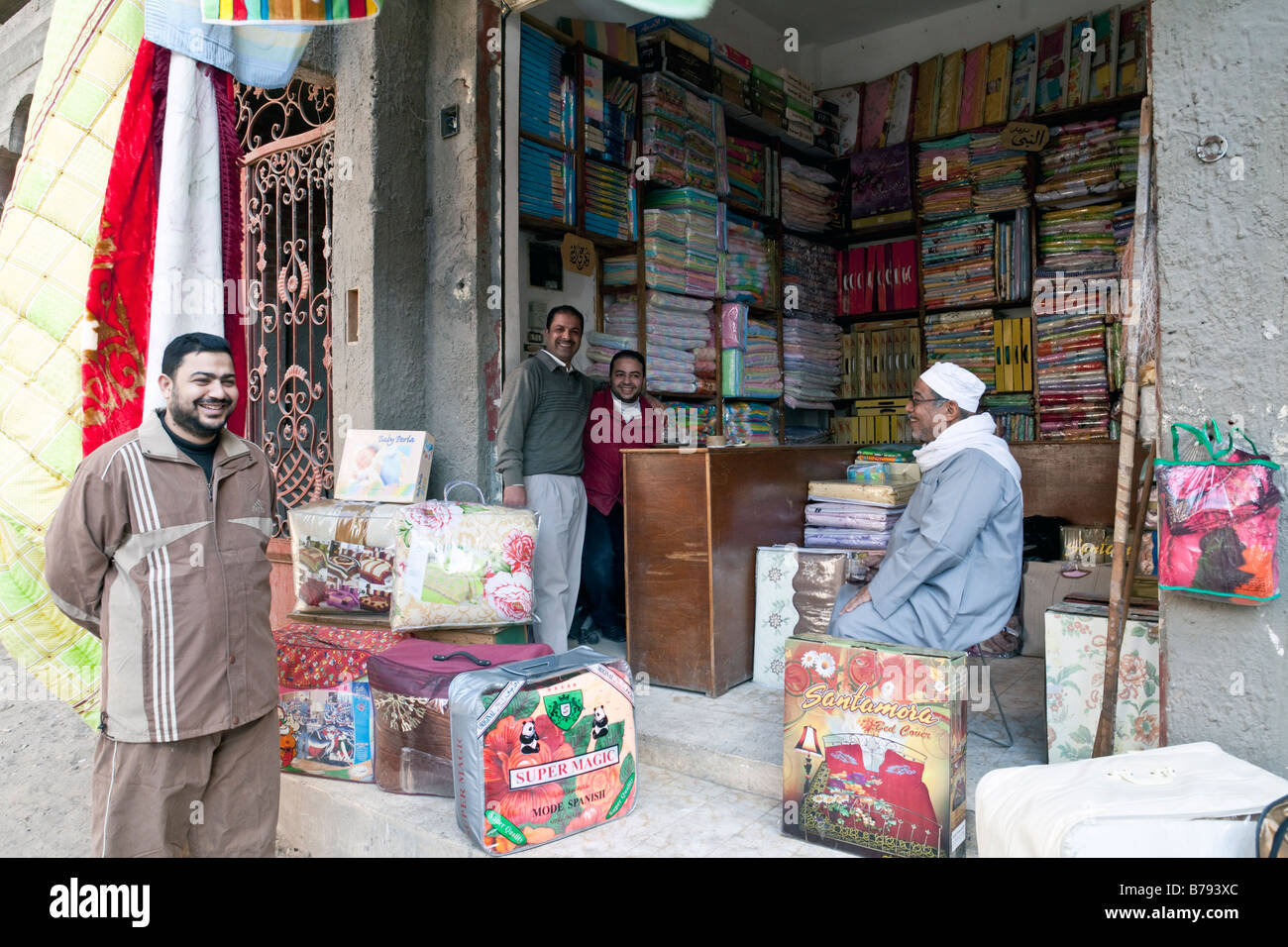 Tuchhändler einkaufen, Mahallat al-Kubra, Ägypten Stockfoto