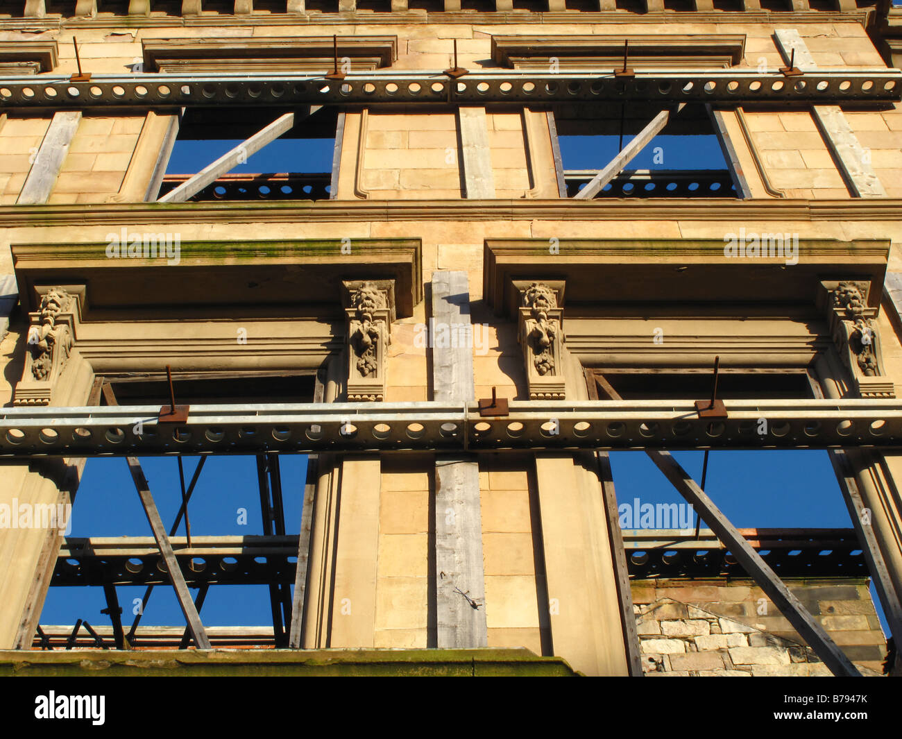 Einbehaltene Gebäudefassade Stockfoto
