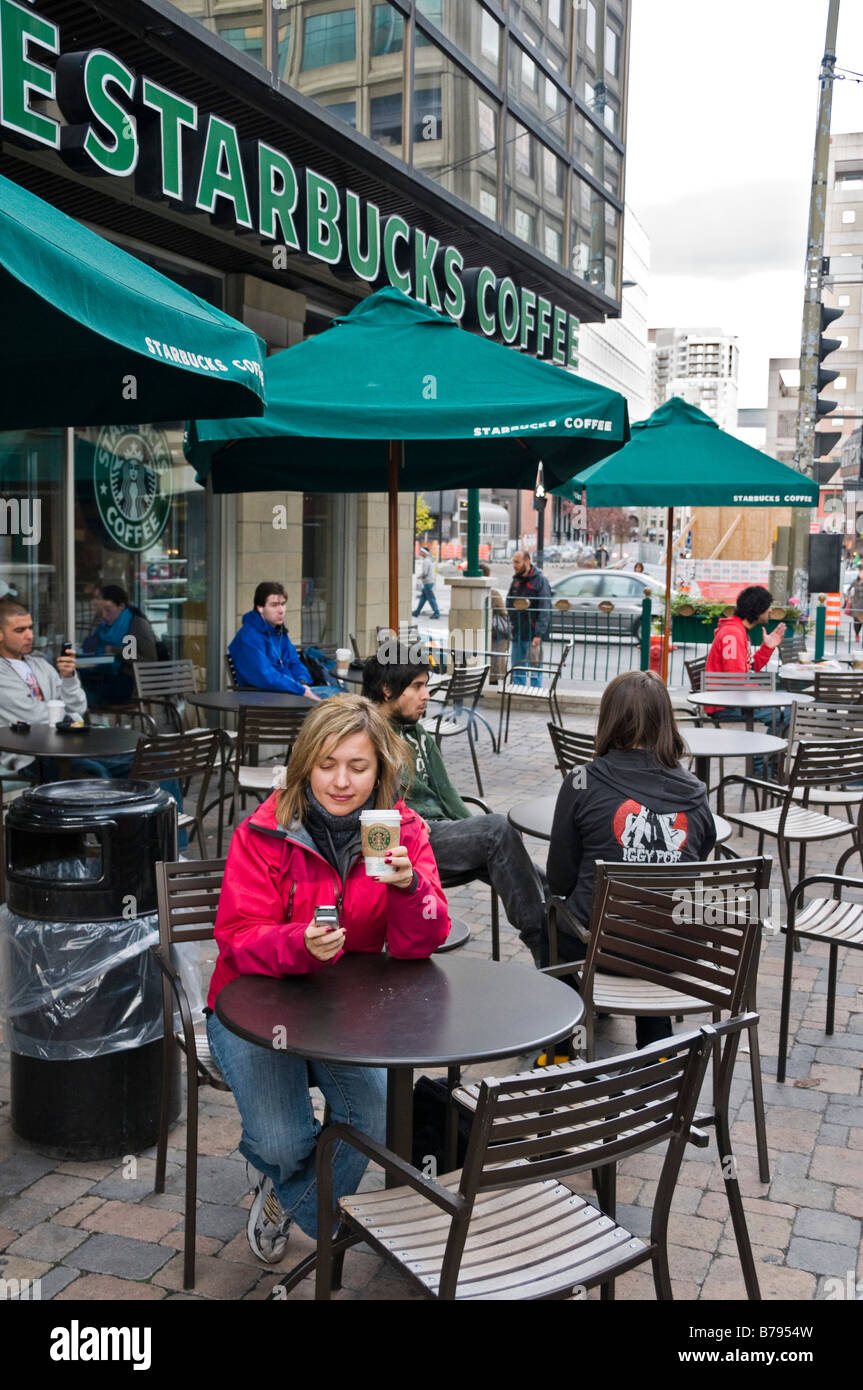 Frau trinkt Kaffee im Starbucks Café in der Innenstadt von Montreal Stockfoto