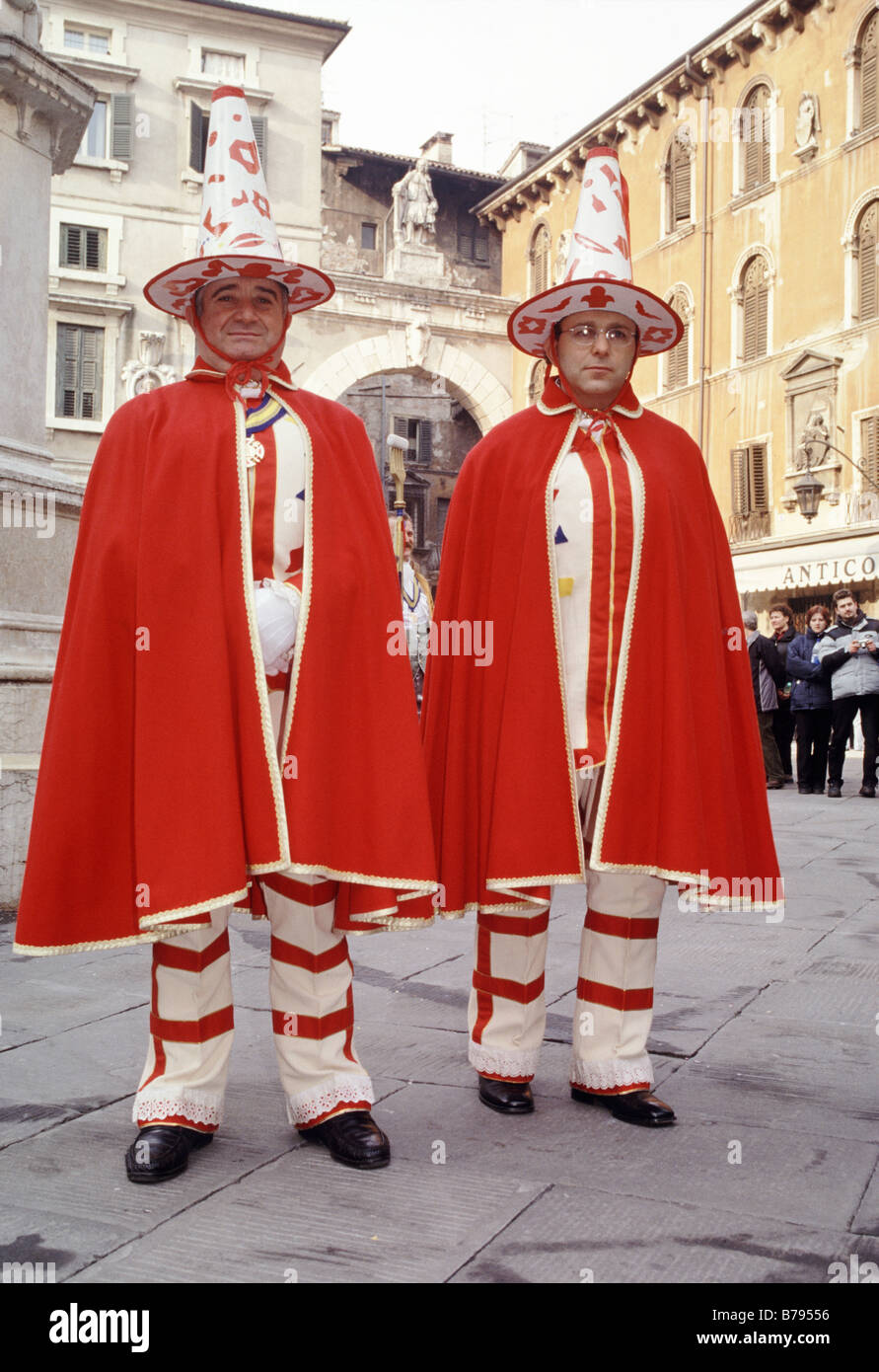 Darsteller in Kostümen für Karneval am Piazza dei Signori in Verona Venetien Italien Stockfoto