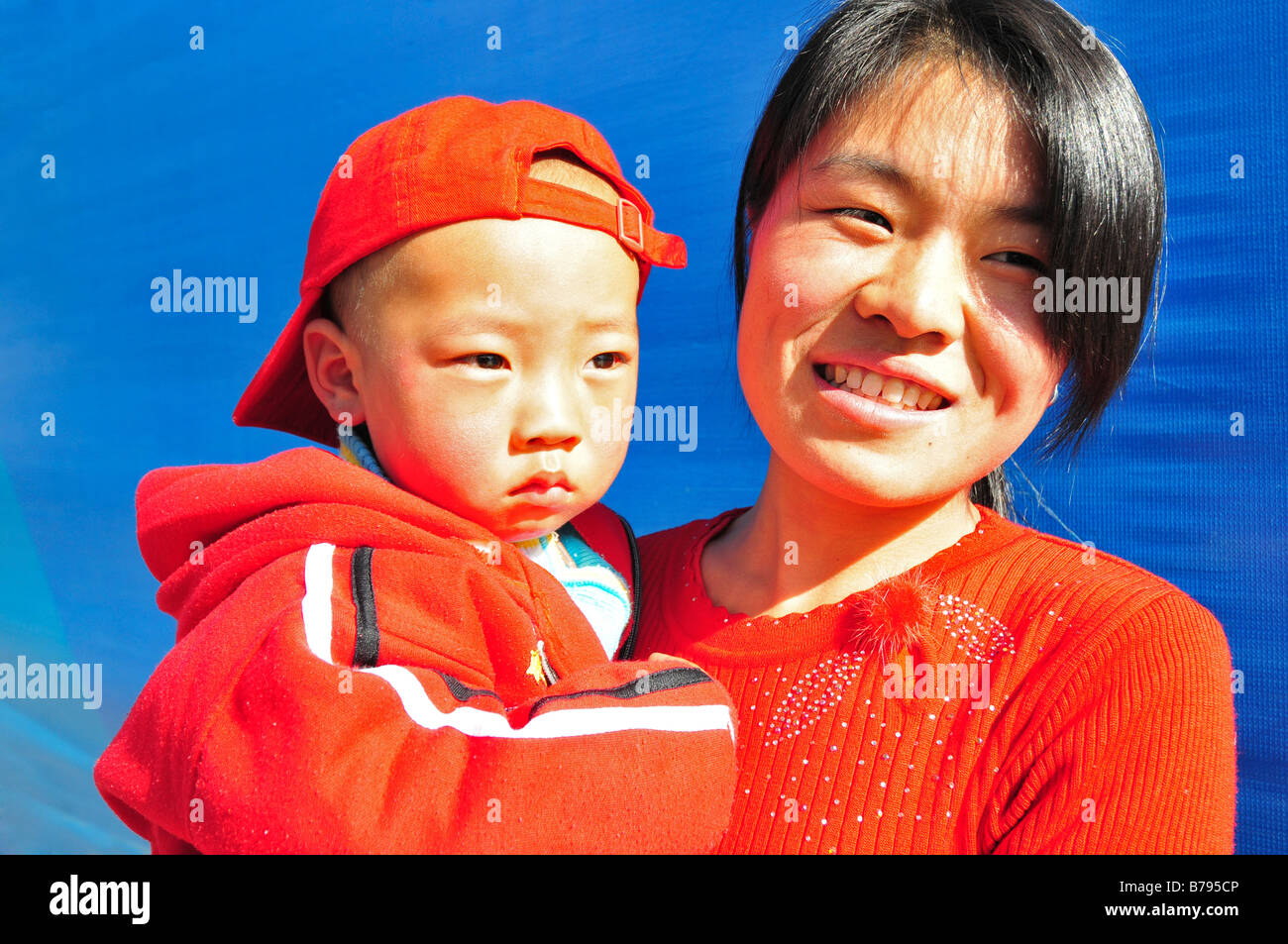 Chinesische Frau und ihr Baby Boy in der Innenstadt von Peking China Stockfoto