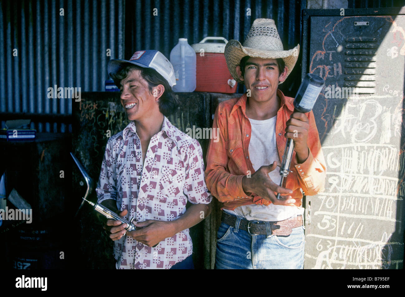 Porträt von illegalen mexikanischen fremde Einwanderer arbeiten bei einem Vieh Weide in der Nähe von El Paso Texas Stockfoto