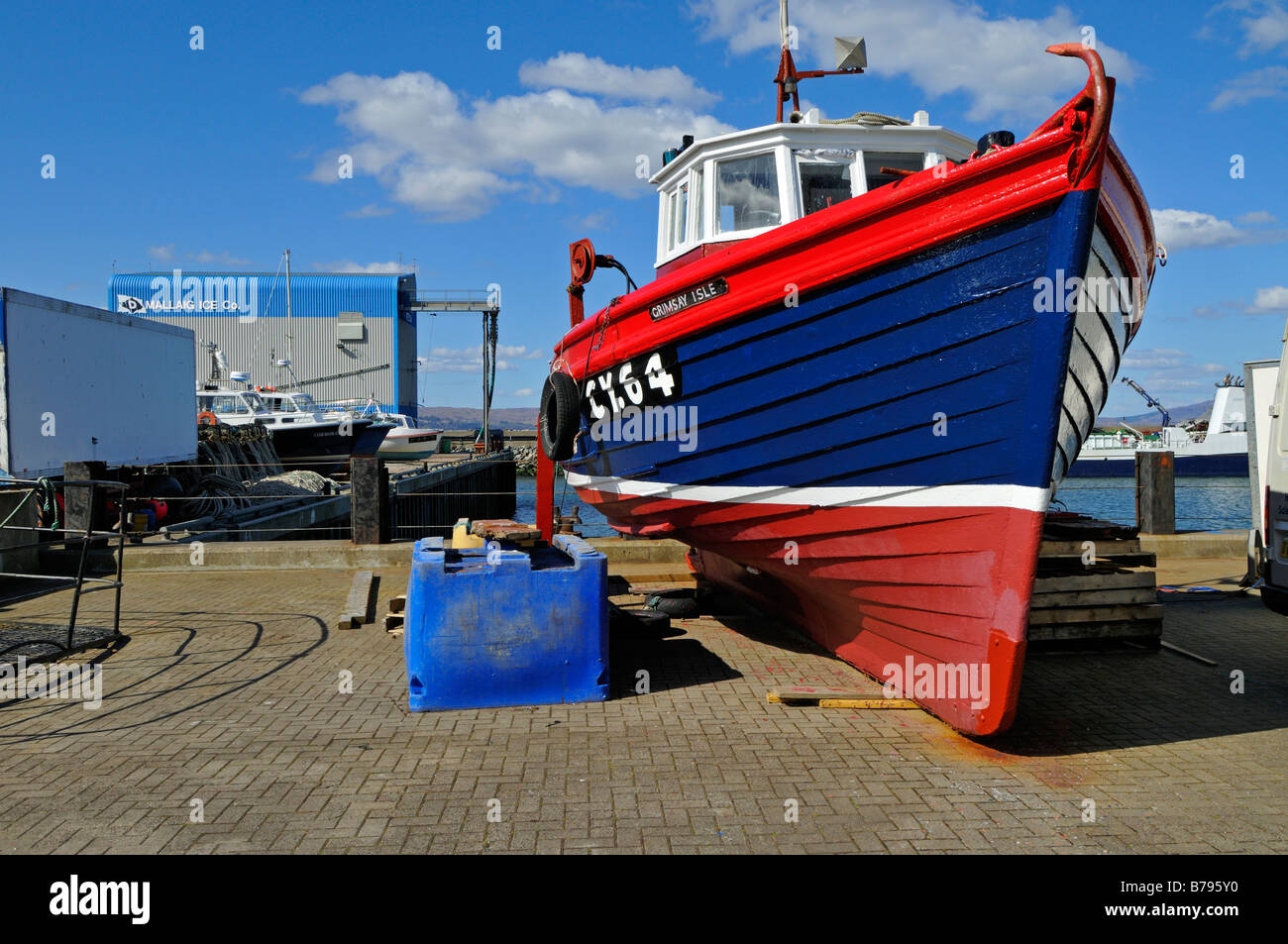 Hell und neu lackierten Fischerboot im Reparaturwerft in Mallaig Inverness Shire, Schottland, Vereinigtes Königreich Stockfoto