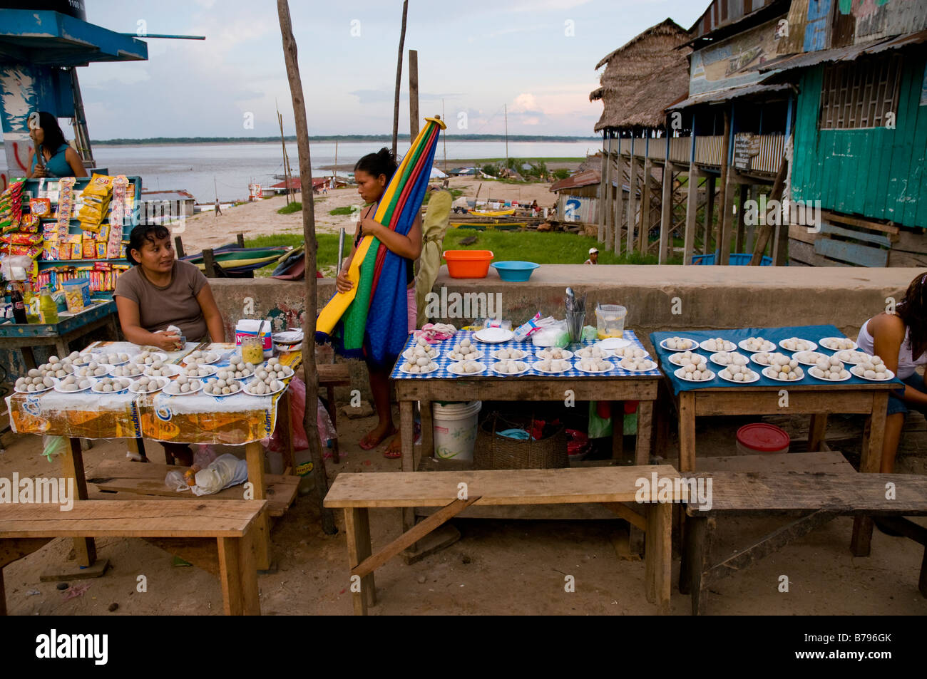 Marktstand der Amazonas Fluss Schildkröte Eiern Nanay Markt Iqutios peruanischen Amazonas, Peru Stockfoto