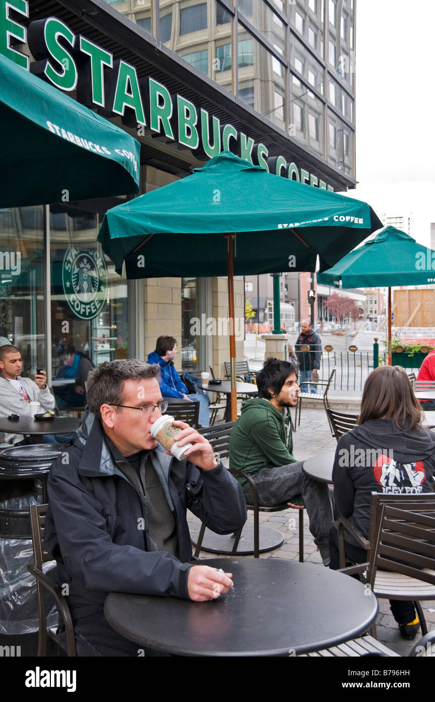 Menschen trinken Kaffee im Starbucks Café in der Innenstadt von Montreal Stockfoto