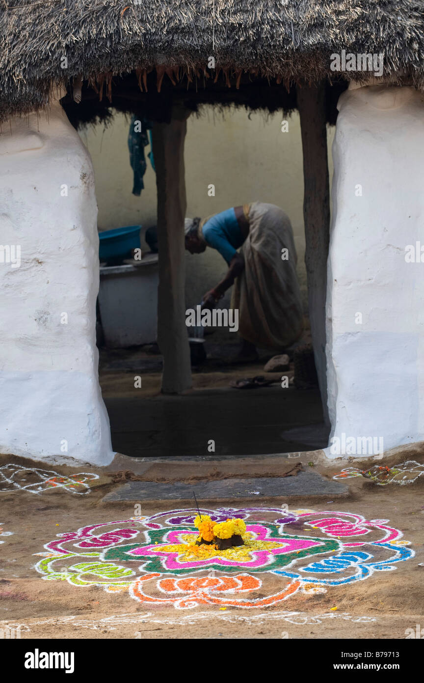 Rangoli sankranti Festival design außerhalb eines ländlichen Dorf Haus auf einer indischen Straße. Andhra Pradesh, Indien Stockfoto