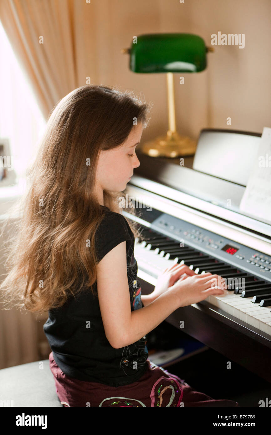 junge Mädchen spielen einen elektronischen Klavier-Tastatur Stockfoto