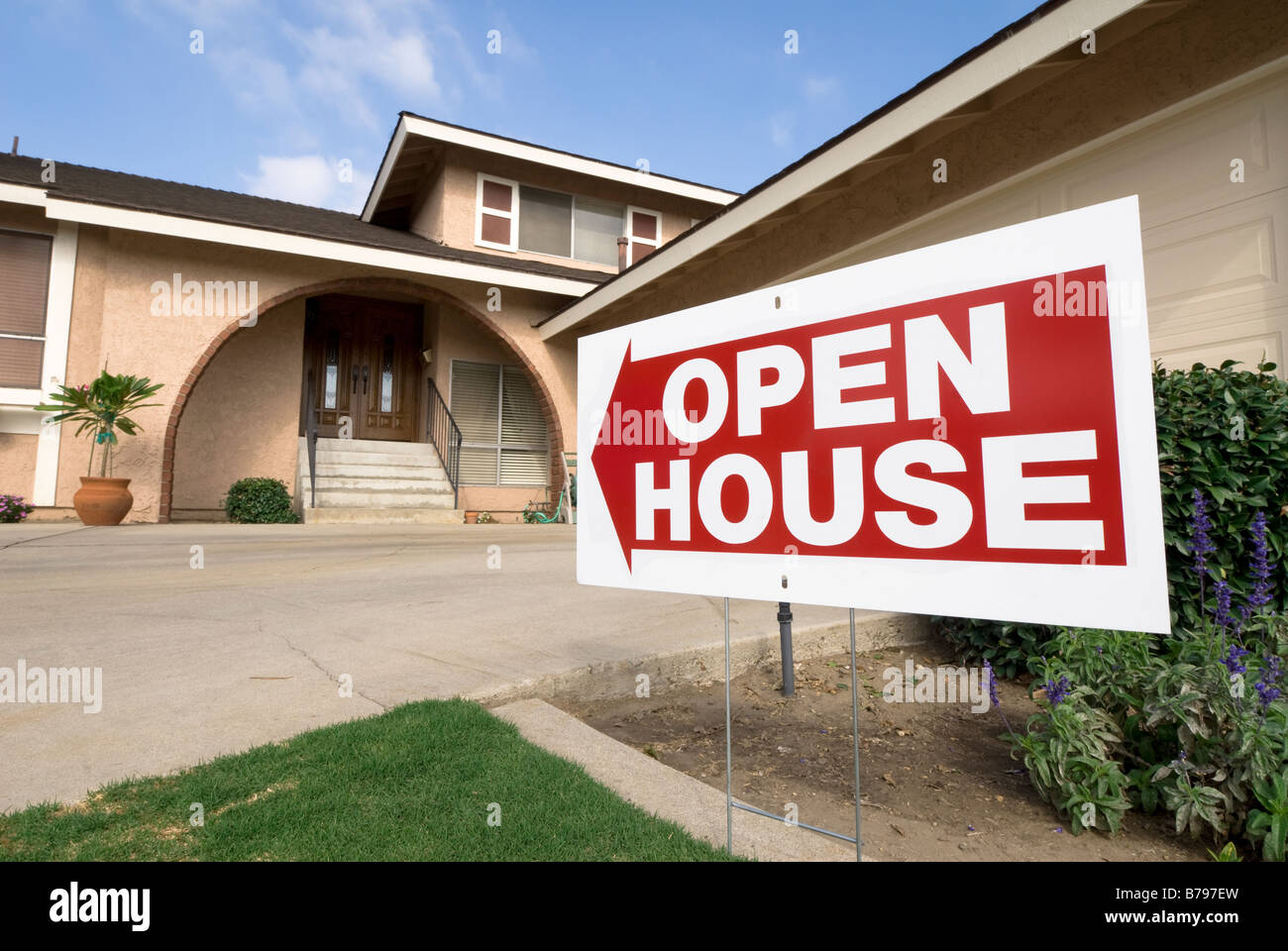 Ein Haus zum Verkauf zeigt den Tag der offenen Tür-Schild an einem sonnigen Nachmittag Stockfoto