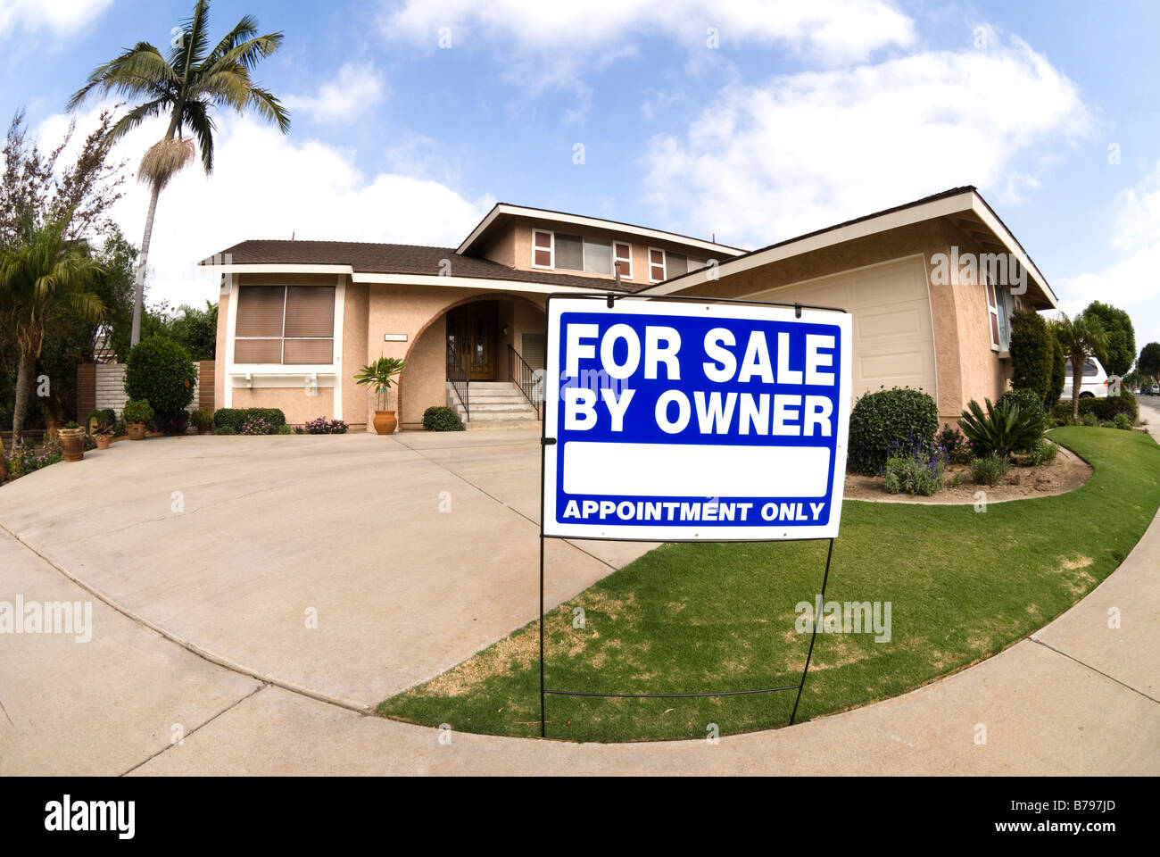 Ein Haus wird in schwierigen wirtschaftlichen Zeiten verkauft Stockfoto