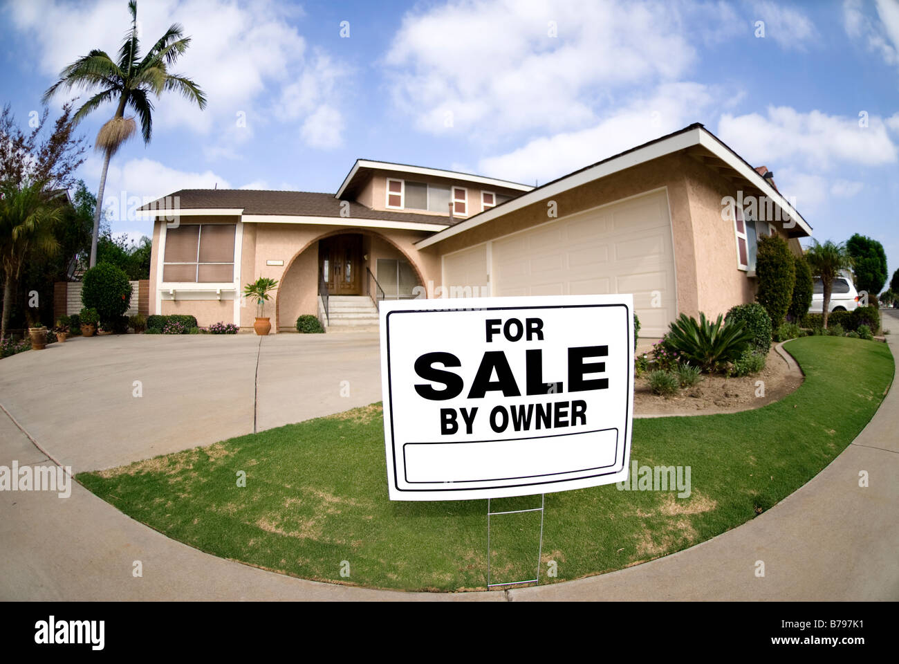 Ein Haus ist zu verkaufen in schwierigen wirtschaftlichen Zeiten aufgestellt Stockfoto