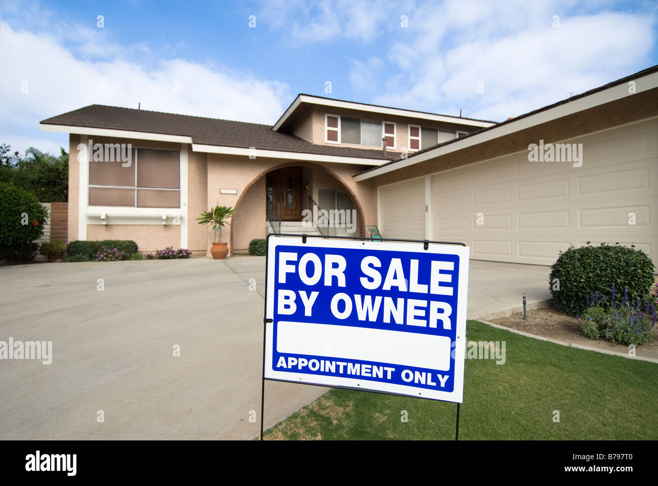 Ein Haus wird in schwierigen wirtschaftlichen Zeiten verkauft Stockfoto