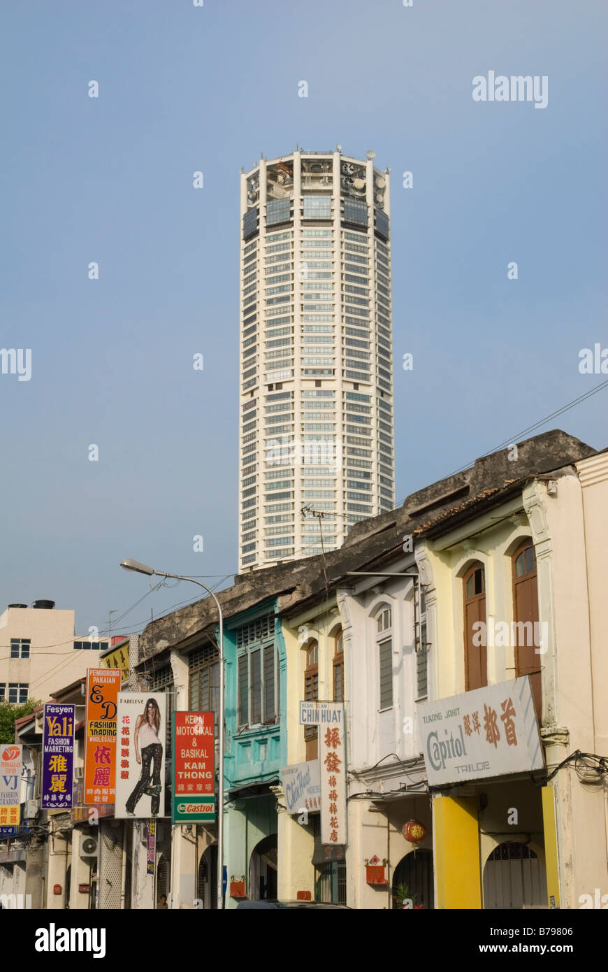 KOMTAR Tower und alte Shop-Häuser in Georgetown, Penang Stockfoto