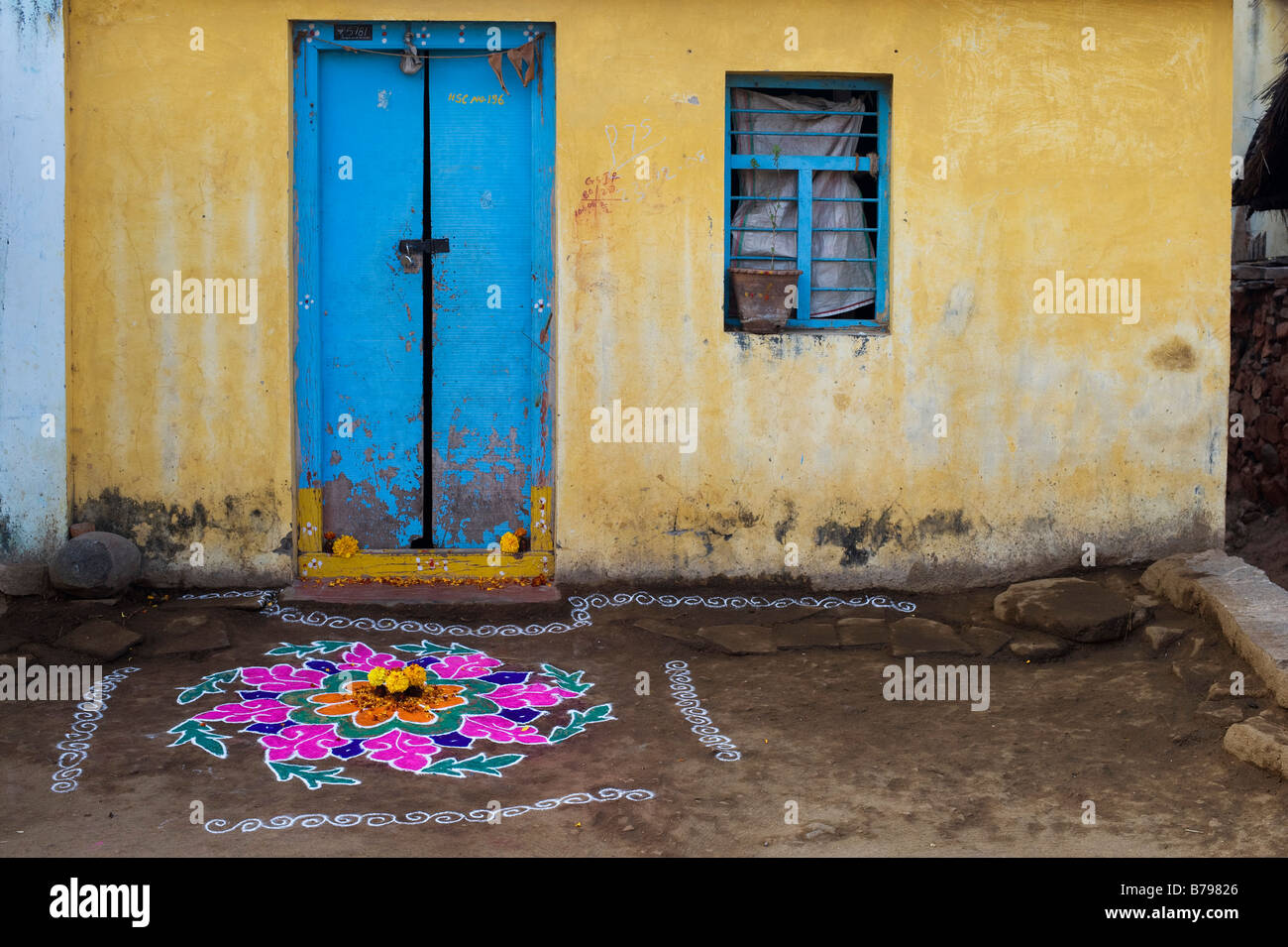 Rangoli sankranti Festival design außerhalb eines ländlichen Dorf Haus auf einer indischen Straße. Andhra Pradesh, Indien Stockfoto