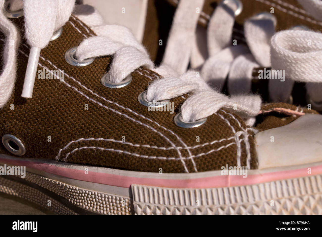 Eine Nahaufnahme Bild Leinwand Tennisschuhe zeigt die Details der Ösen und Schnürsenkel Stockfoto