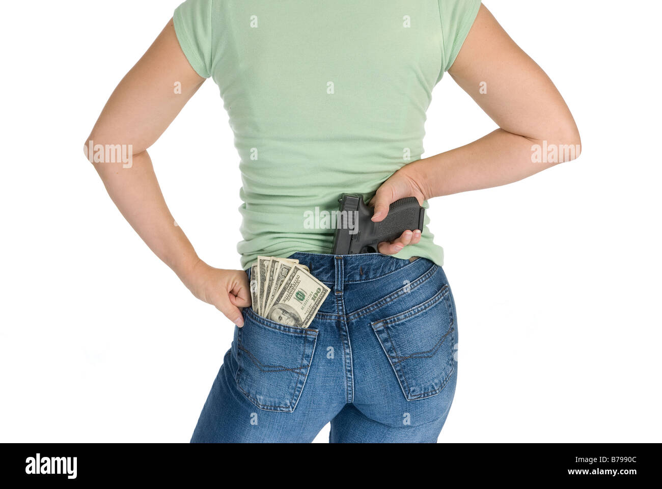 Eine Frau mit ihrem Geld und die Waffe zusammen mit einer Haltung bereitet sich für den Schutz Stockfoto