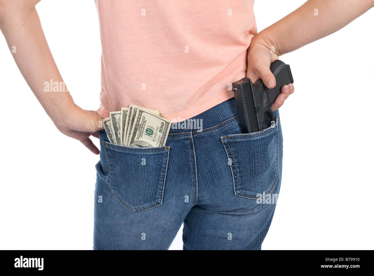 Eine Frau ist bereit, ihr Geld mit einer Semi-automatische Pistole zu verteidigen Stockfoto